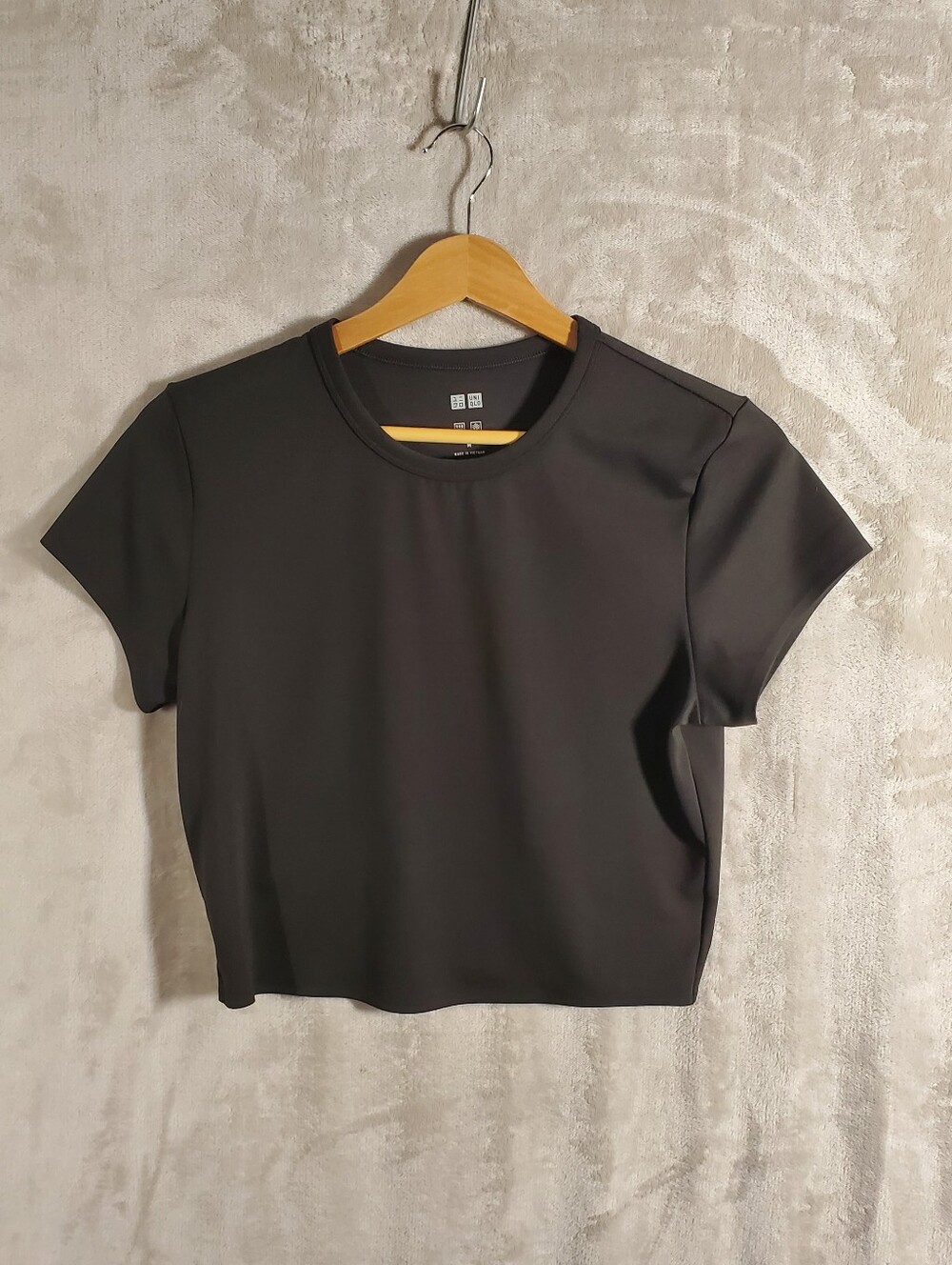 Uniqlo AIRism Womens M Black Short Sleeve Crop Top T Shirt Minimalist Athleisure